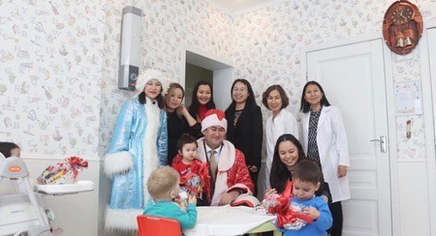 Сегодня поздравить малышей с Новым годом приехал руководитель ГУ «Управление общественного здравоохранения города Астана»
